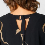 Allegra Vestido Negro con Estampado Abstracto en Oro y Escote en V